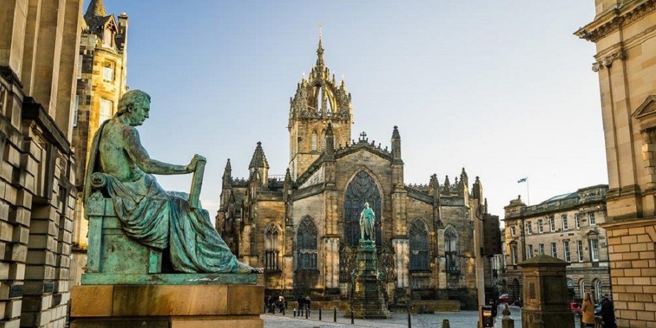 The Historic Royal Mile in Edinburgh, Scotland